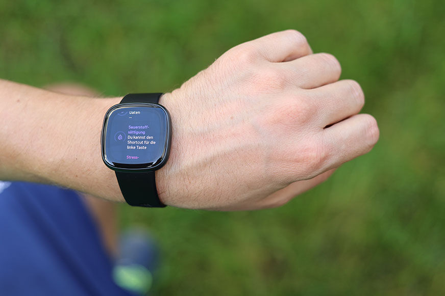 Man sieht die Sauerstoffsättigung auf der Fitbit Versa 4.